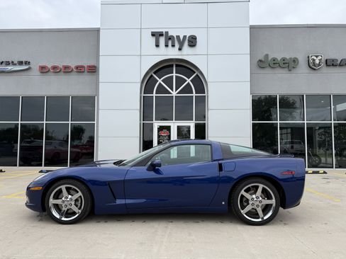 Used 2006 Chevrolet Corvette Coupe w/ Preferred Equipment Group RWD image 23