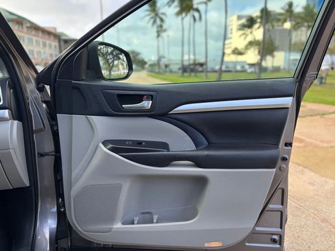 Used 2017 Toyota Highlander XLE image 16