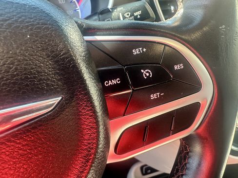 Used 2018 Chrysler Pacifica Touring-L image 18