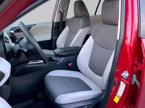 Used 2025 Toyota RAV4 XLE FWD image 8