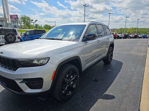 New 2025 Jeep Grand Cherokee Altitude image 3