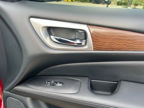 Used 2020 Nissan Pathfinder Platinum FWD image 18