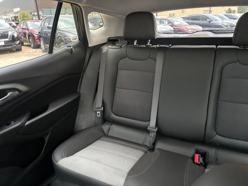 Used 2025 Chevrolet Trax LT FWD image 38