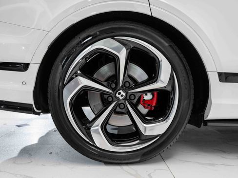 Certified 2022 Bentley Bentayga image 13