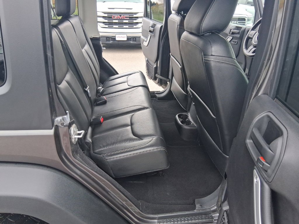Used 2016 Jeep Wrangler Unlimited Rubicon w/ Connectivity Group AWD/4WD image 30