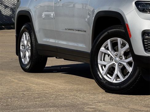 Used 2022 Jeep Grand Cherokee Limited w/ Trailer Tow Prep Group (B) image 3