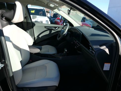 Certified 2025 Kia Niro EX image 26