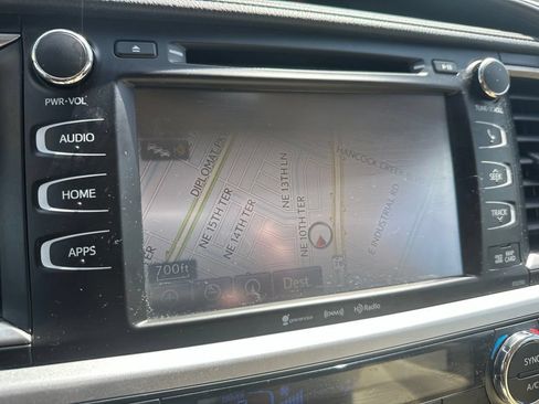 Used 2019 Toyota Highlander XLE FWD image 10