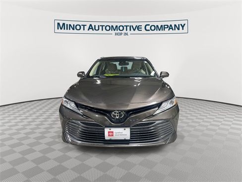 Used 2018 Toyota Camry XLE image 3