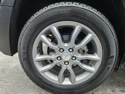 Used 2024 GMC Terrain SLT image 30