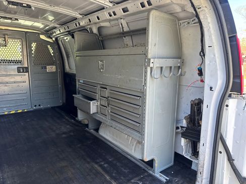 Used 2018 Chevrolet Express 2500 w/ Driver Convenience Package image 17