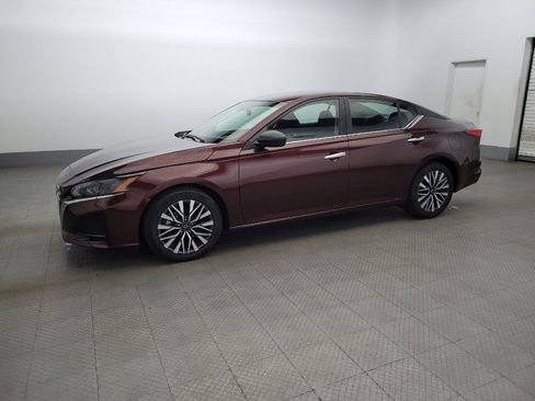 Used 2024 Nissan Altima 2.5 SV image 2