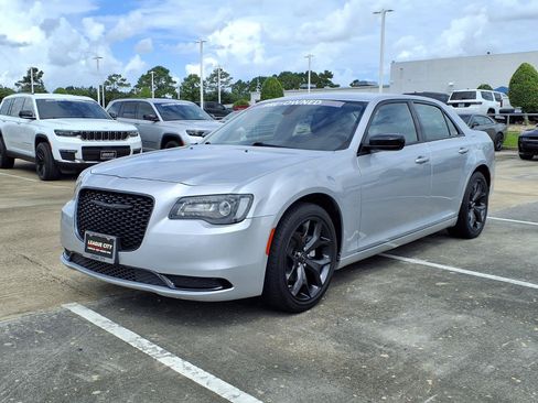Used 2023 Chrysler 300 Touring w/ Sport Appearance Package RWD image 3