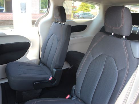 Used 2019 Chrysler Pacifica Touring Plus w/ Tire & Wheel Group FWD image 24