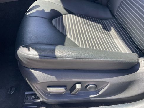 Used 2022 Toyota Camry SE image 5