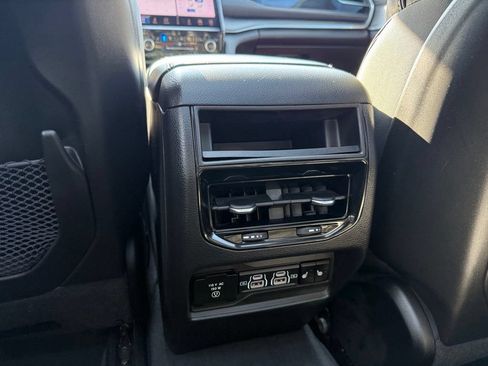 Used 2023 Jeep Grand Cherokee Overland AWD/4WD image 27