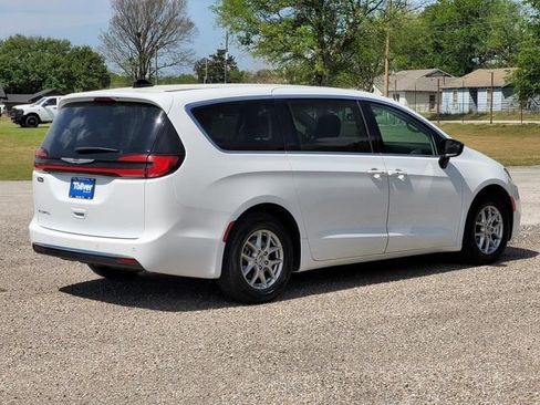Used 2024 Chrysler Pacifica Touring-L FWD image 5