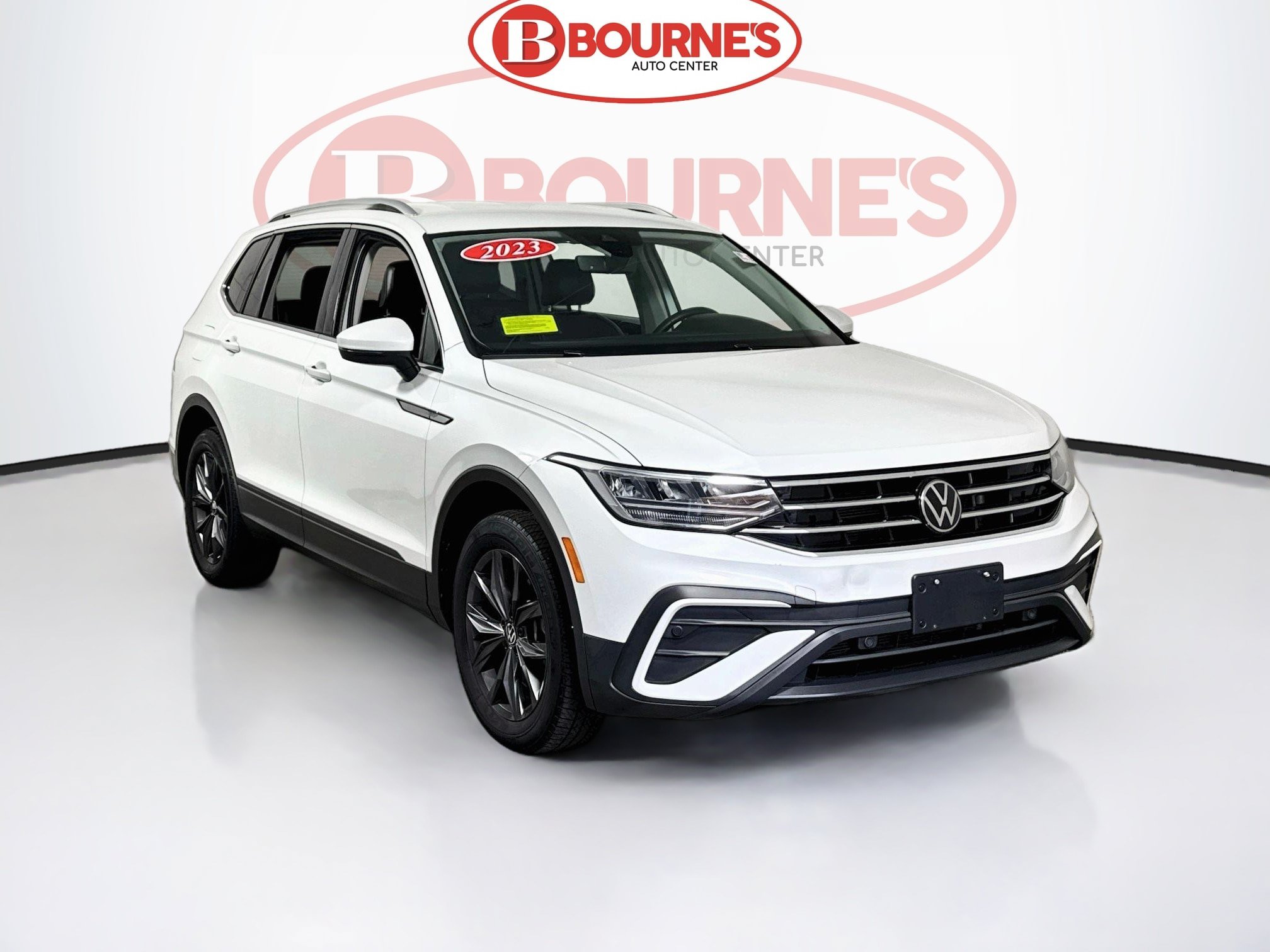 Used 2023 Volkswagen Tiguan SE AWD/4WD image 1