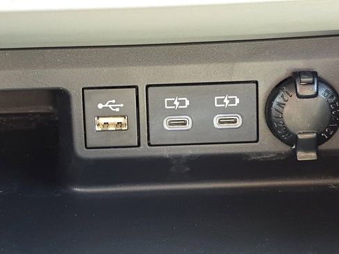 Used 2023 Toyota Highlander XLE image 17