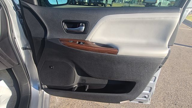 Used 2018 Toyota Sienna Limited FWD image 14