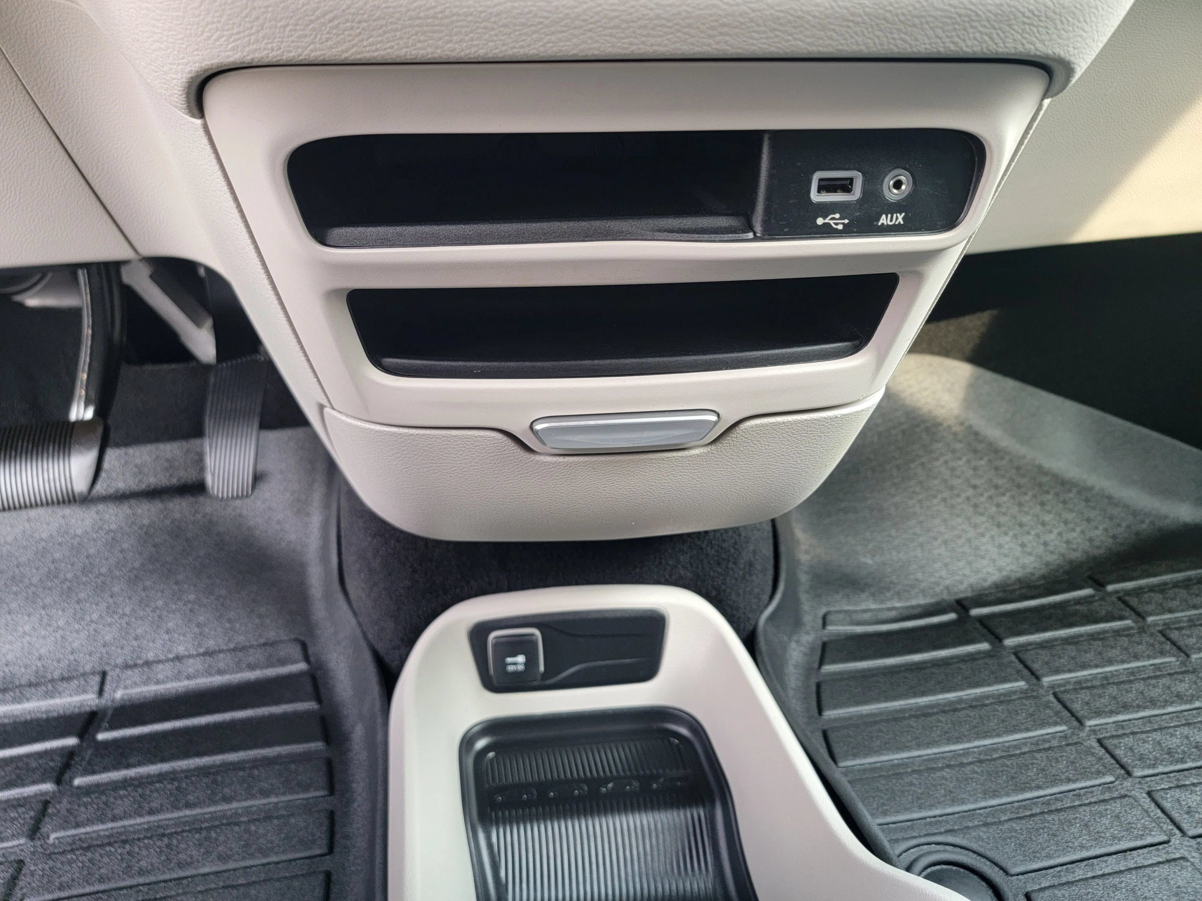 Used 2020 Chrysler Voyager L FWD image 21