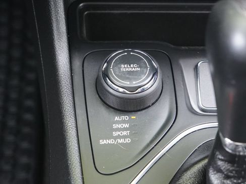 Used 2019 Jeep Cherokee Latitude Plus w/ Cold Weather Group AWD/4WD image 23