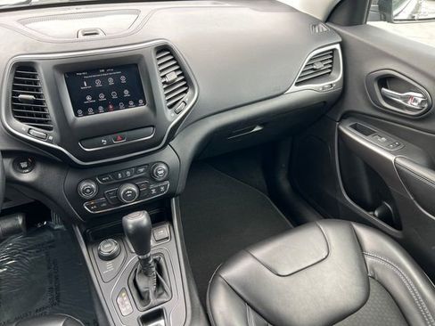 Used 2019 Jeep Cherokee Latitude Plus AWD/4WD image 31