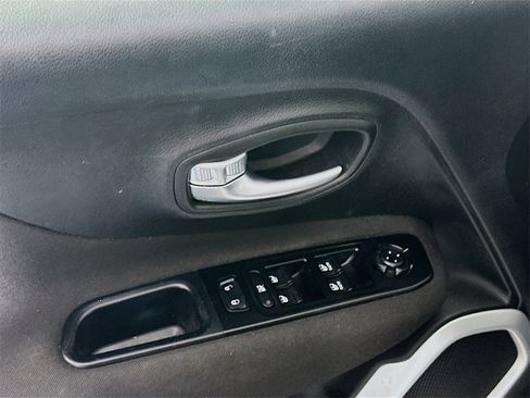 Used 2021 Jeep Renegade Latitude image 23