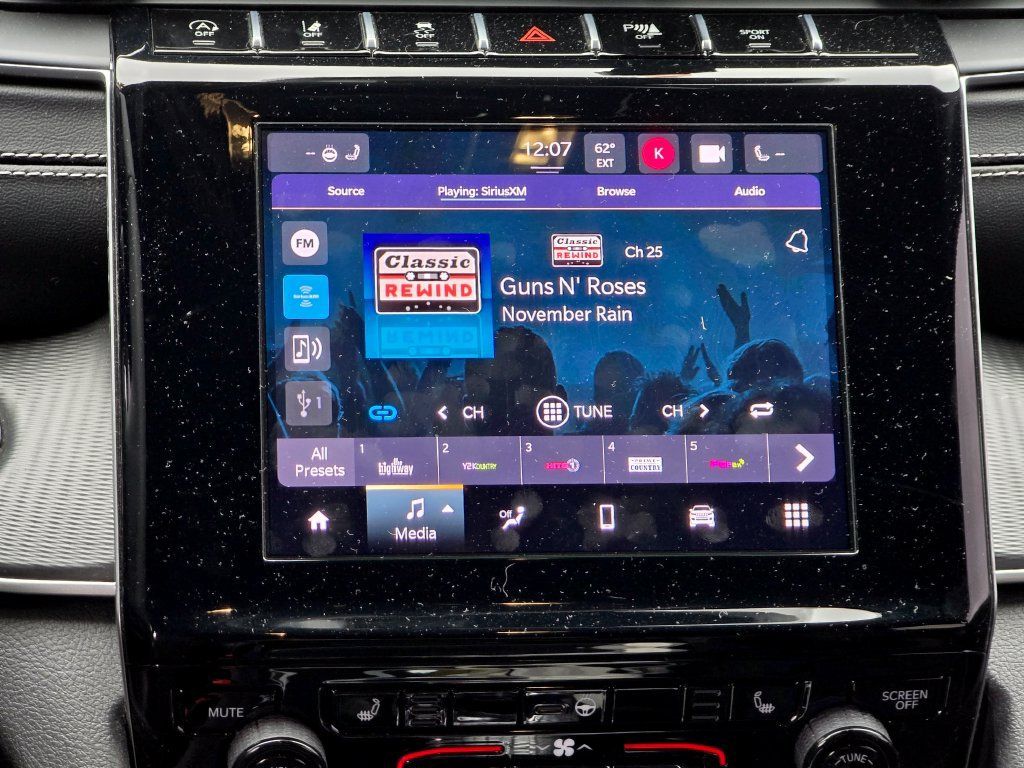 Used 2024 Jeep Grand Cherokee Altitude RWD image 9
