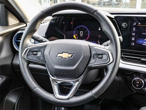 Used 2025 Chevrolet Trax LT w/ LT Convenience Package image 16