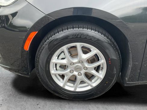 Used 2023 Chrysler Pacifica Touring-L FWD image 24