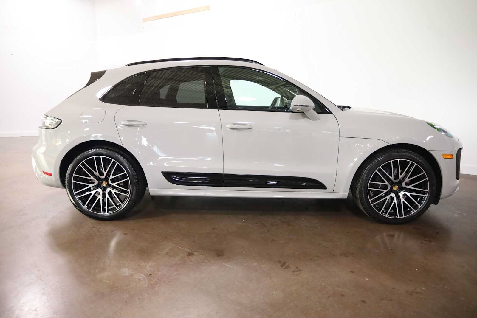 Used 2025 Porsche Macan AWD/4WD image 8