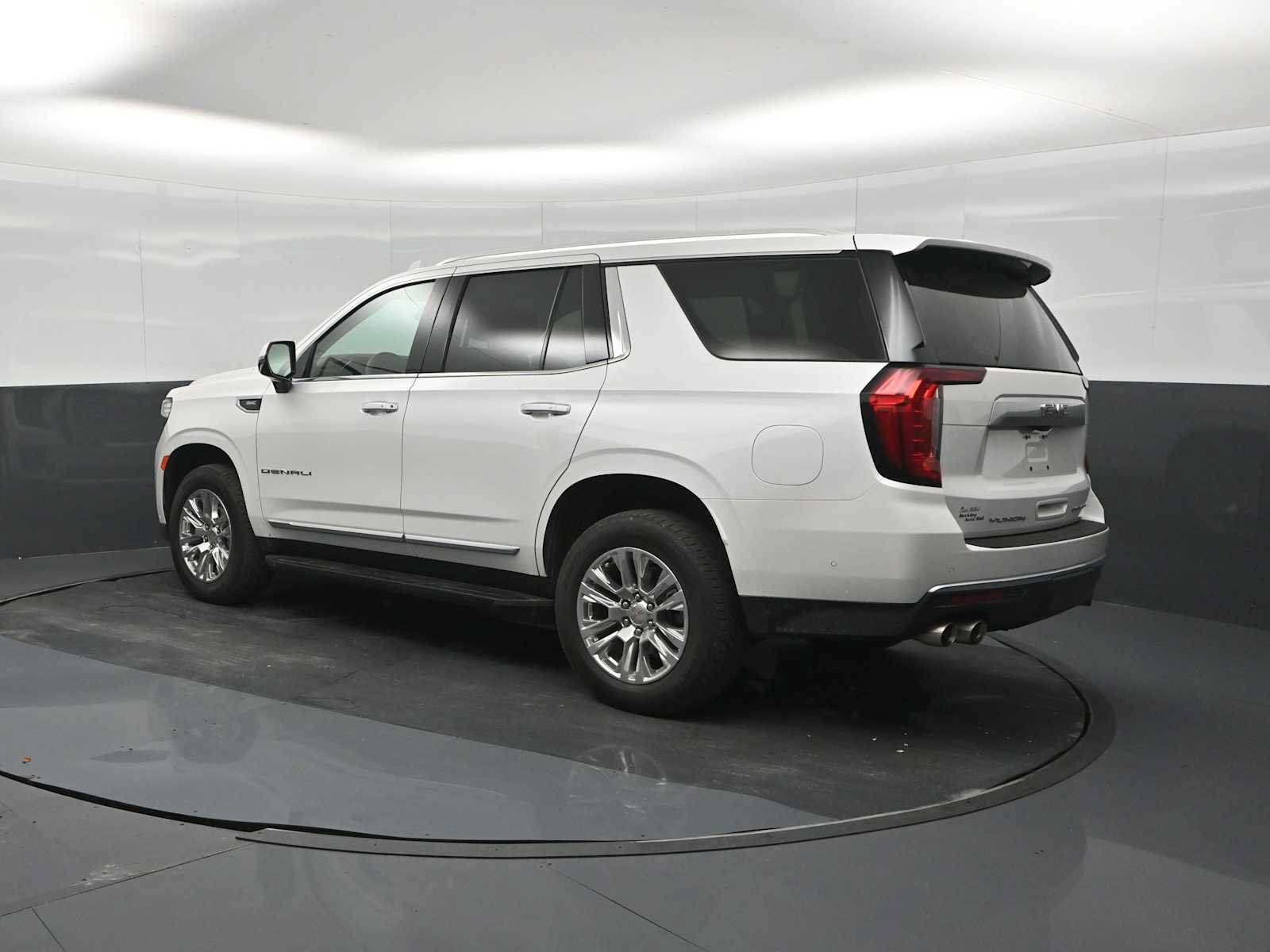Used 2024 GMC Yukon Denali w/ Advanced Technology Package AWD/4WD image 6
