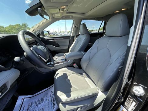 Used 2025 Toyota Highlander Limited AWD/4WD image 17