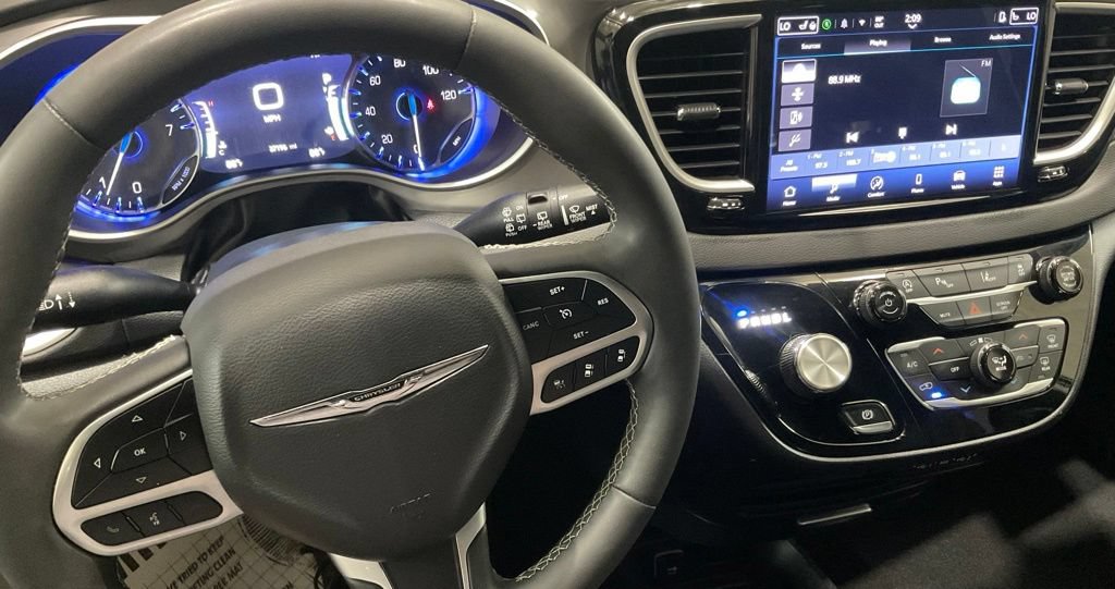 Used 2025 Chrysler Pacifica Select FWD image 20