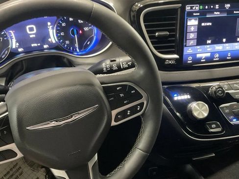 Used 2025 Chrysler Pacifica Select FWD image 20