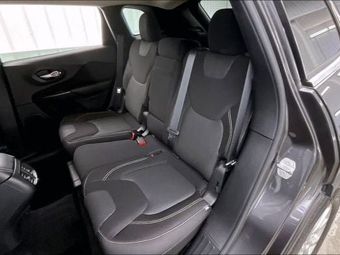 Used 2015 Jeep Cherokee Latitude w/ Cold Weather Group image 19