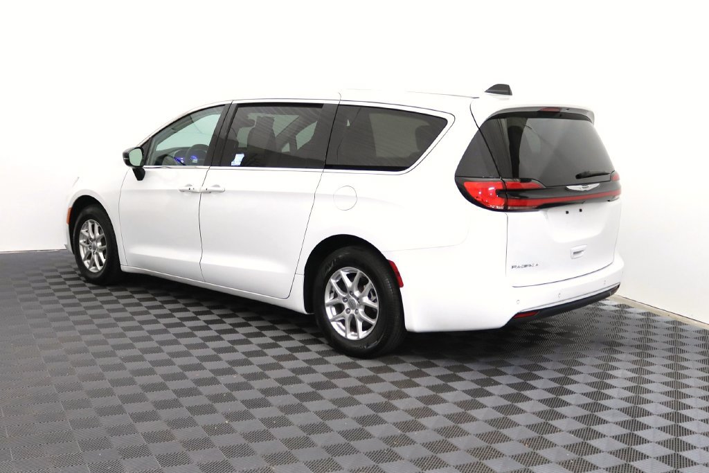 Used 2024 Chrysler Pacifica Touring-L FWD image 6