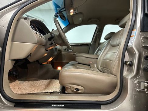 Used 2001 Lincoln Town Car Executive image 16