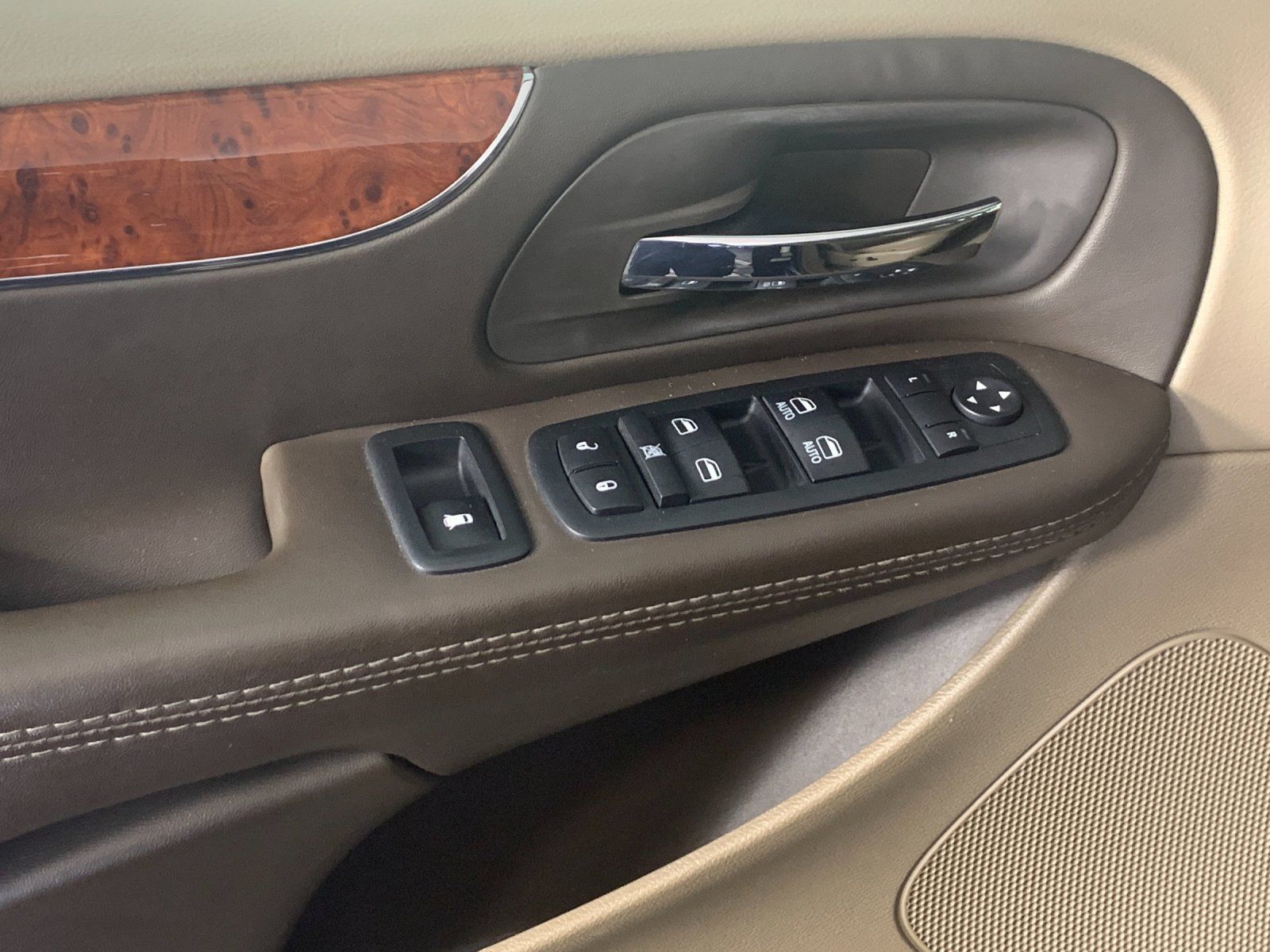 Used 2015 Chrysler Town & Country Touring w/ Trailer Tow Group FWD image 14