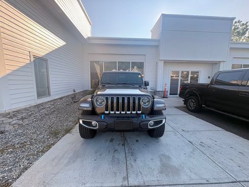Used 2023 Jeep Wrangler Unlimited Sahara w/ Cold Weather Group AWD/4WD image 3
