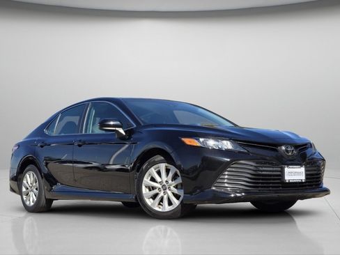 Used 2018 Toyota Camry LE FWD image 2
