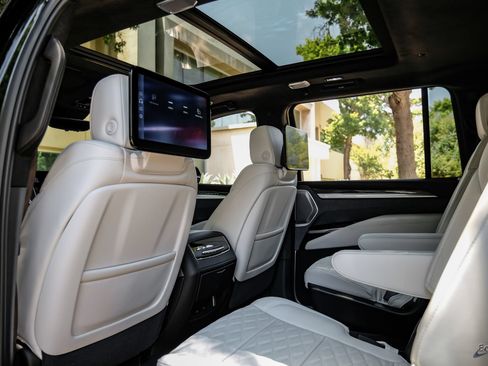 Used 2026 Cadillac Escalade ESV V w/ LPO, ONYX Package AWD/4WD image 84
