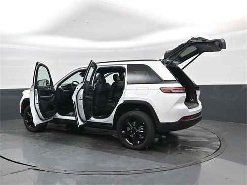 New 2025 Jeep Grand Cherokee Altitude image 45