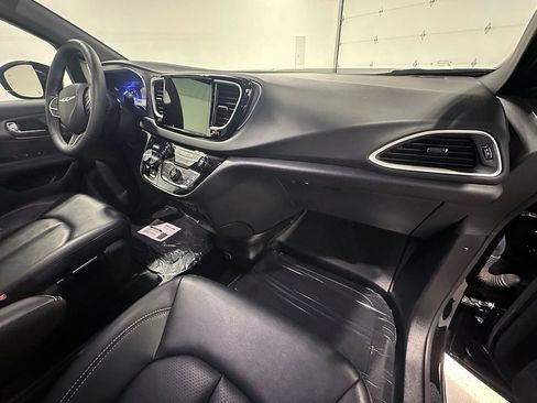 Used 2025 Chrysler Pacifica Select FWD image 21