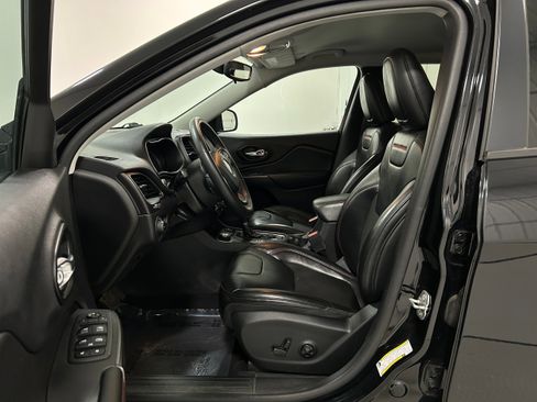 Used 2020 Jeep Cherokee Trailhawk image 4