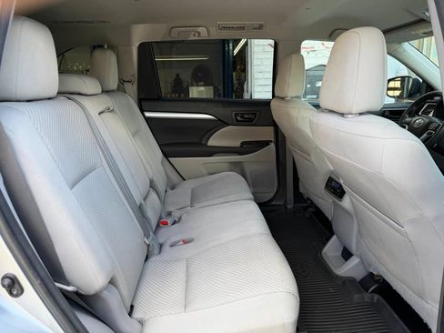 Used 2017 Toyota Highlander LE AWD/4WD image 11