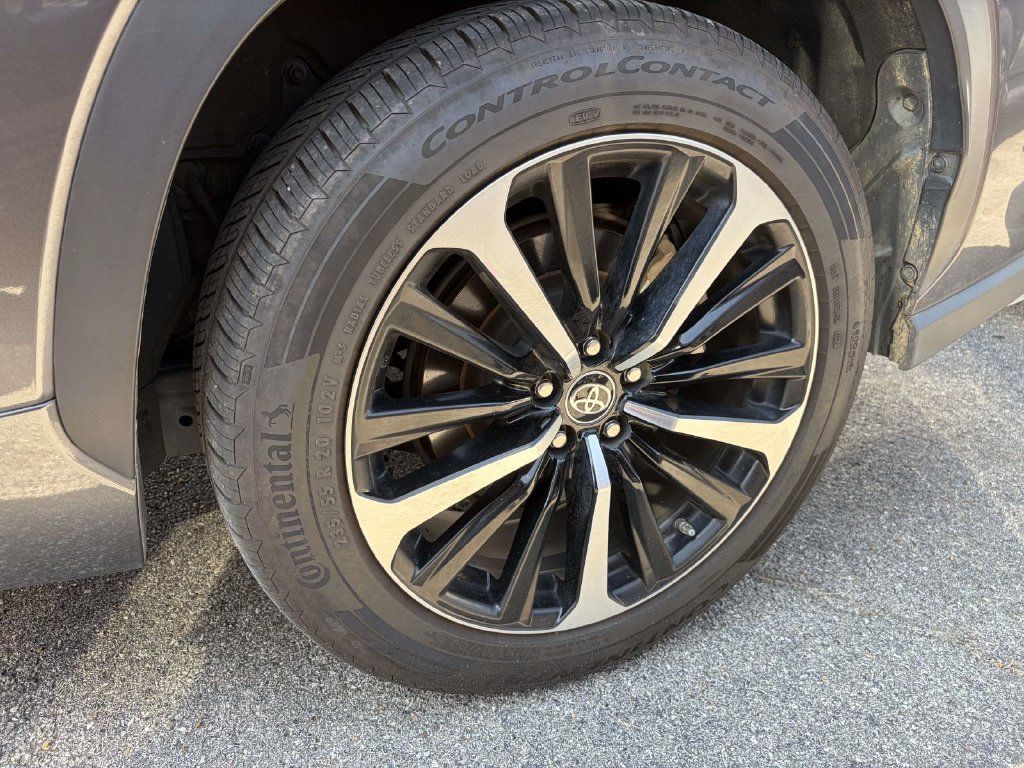 Used 2021 Toyota Highlander XSE FWD image 3