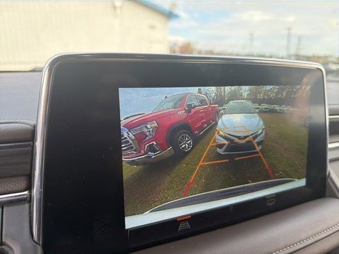 Used 2024 GMC Yukon XL SLT image 6