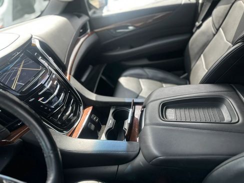 Used 2019 Cadillac Escalade Luxury AWD/4WD image 23